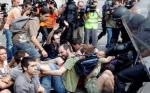 ESPAÑA / Arrestados seis indignados en violento operativo policial