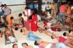 INDIA / Al menos 60 muertes al desplomarse templo donde ofrecían comida gratis