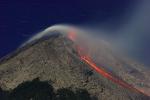 INDONESIA / Alerta máxima ante expulsión de lava del volcán Merapi 