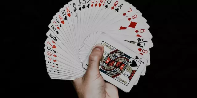 Apakah urutan penting dalam poker untuk straight dan flush?